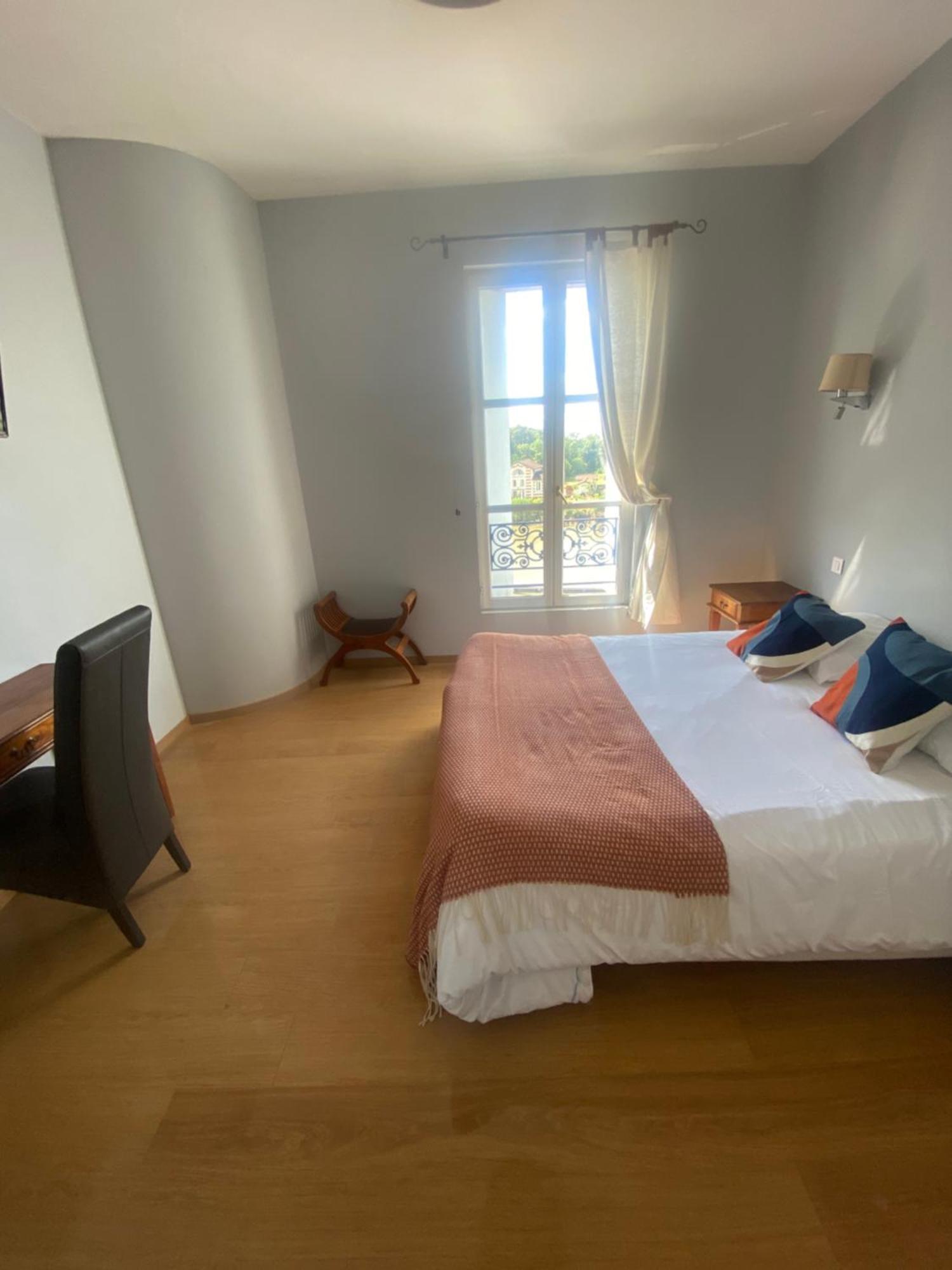 Hotel De La Tour Libourne Buitenkant foto